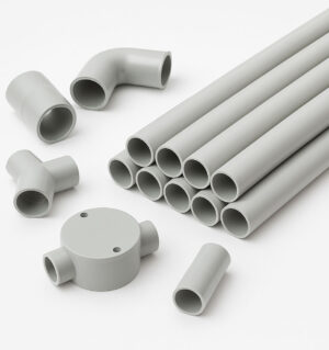 مواسير PVC من SCI لعزل وحماية كابلات الجهد المنخفض داخل المباني. خفيفة، غير موصلة، مقاومة للرطوبة والكيماويات، وتتوفر بدرجات تحمل وأقطار متعددة لمواقع العمل في مصر.